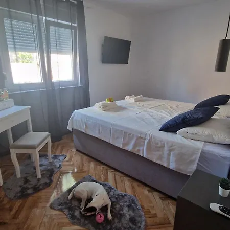 With E-cars Station Apartamento Selce